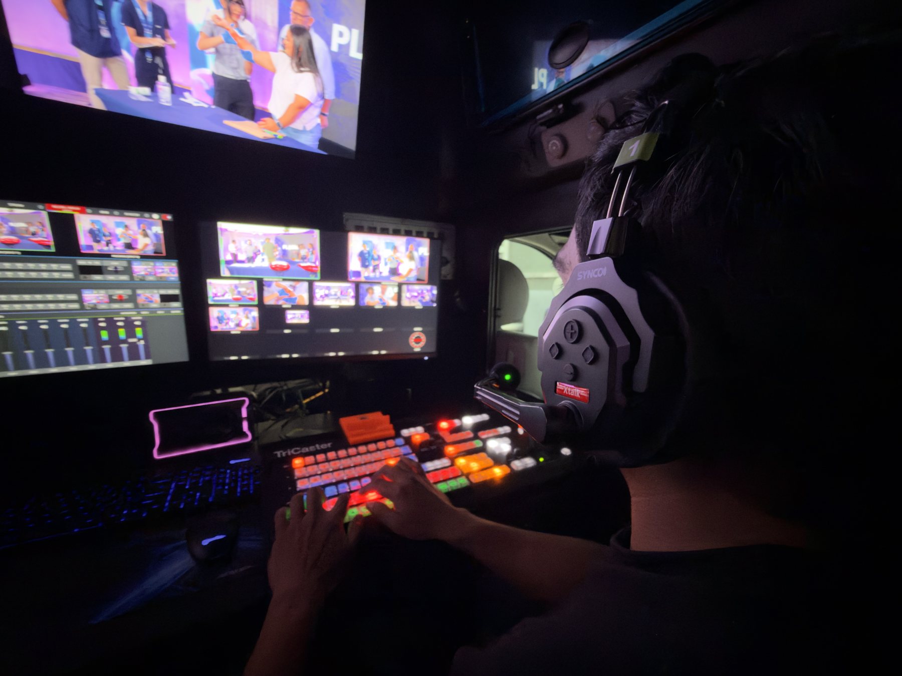 Control room de la unidad móvil con switcher y monitores