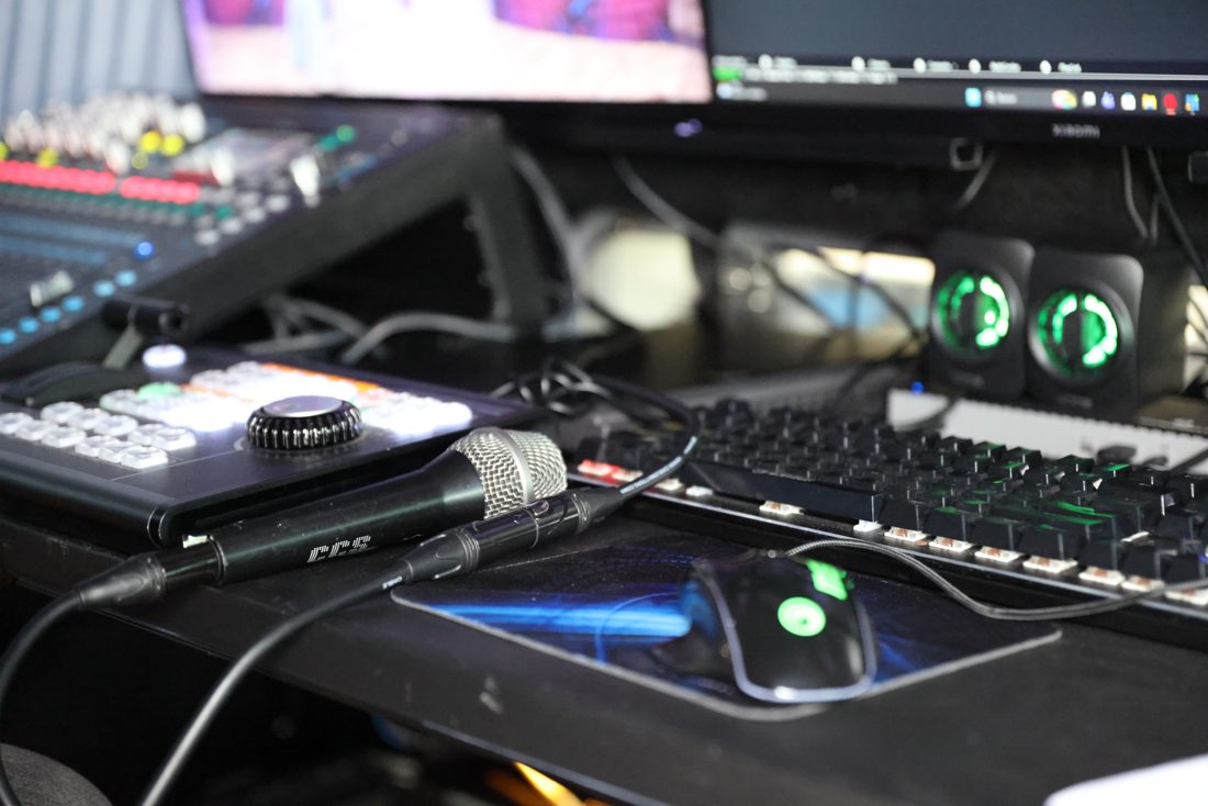 Consola de audio y micrófono en cabina