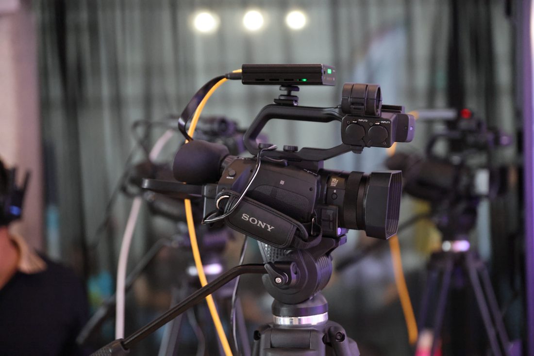 Cámaras Sony con cableado de fibra en set