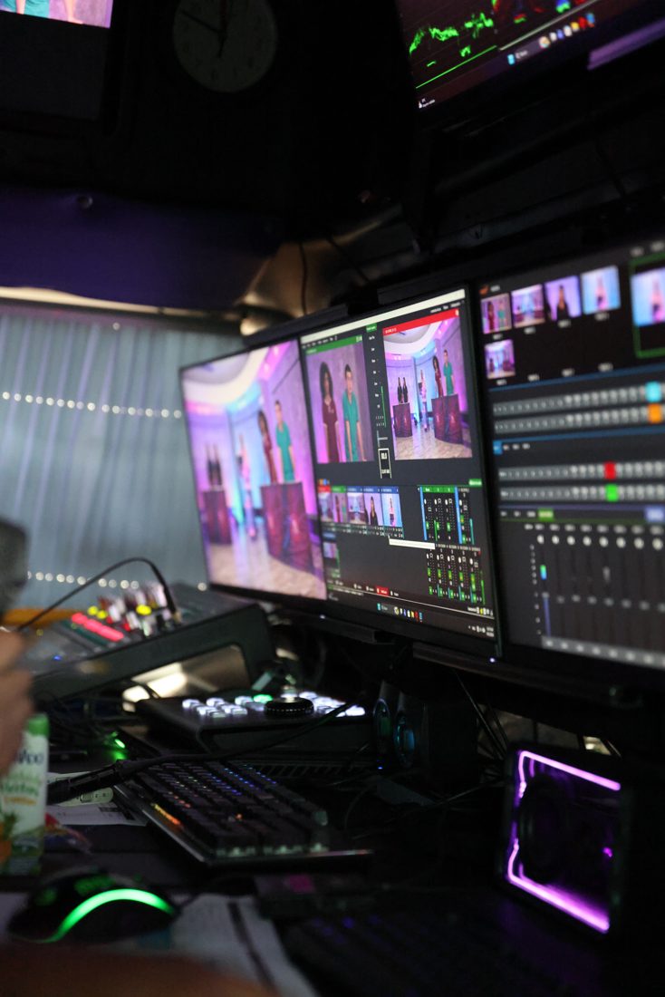 Monitores y consola de la cabina de transmisión