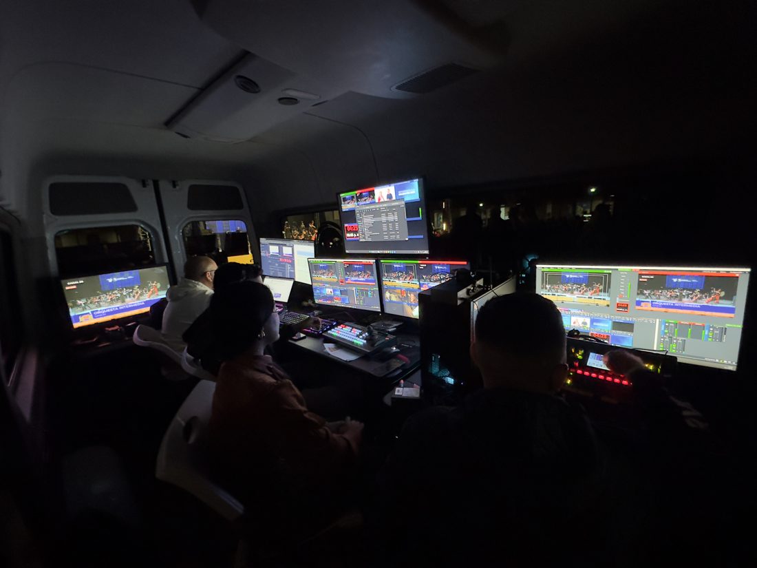 Control room de noche con operadores frente a los monitores