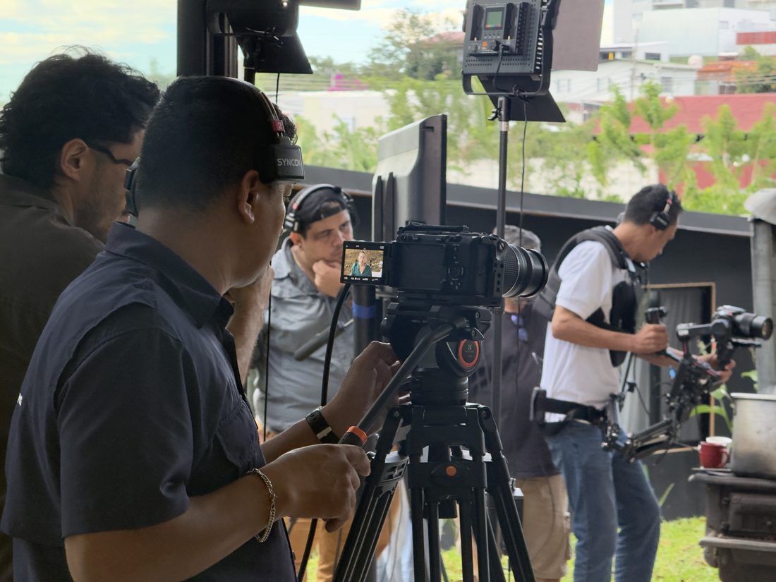 Equipo de cámaras de JH Media rodando en locación