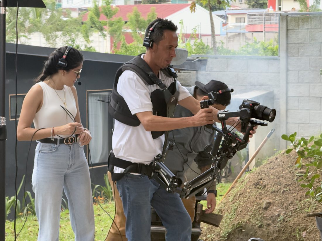 Camarógrafo con gimbal y chaleco estabilizador grabando en exteriores