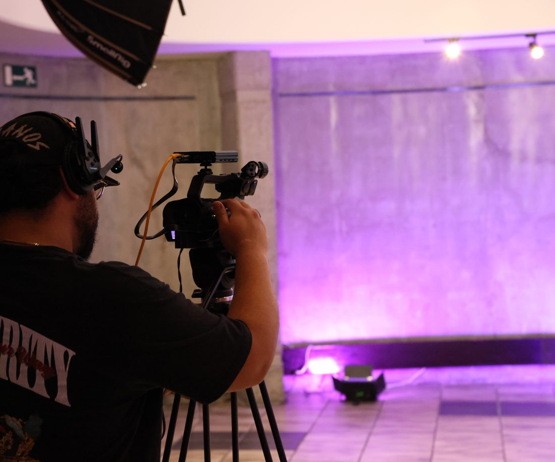 Camarógrafo de JH Media en set iluminado
