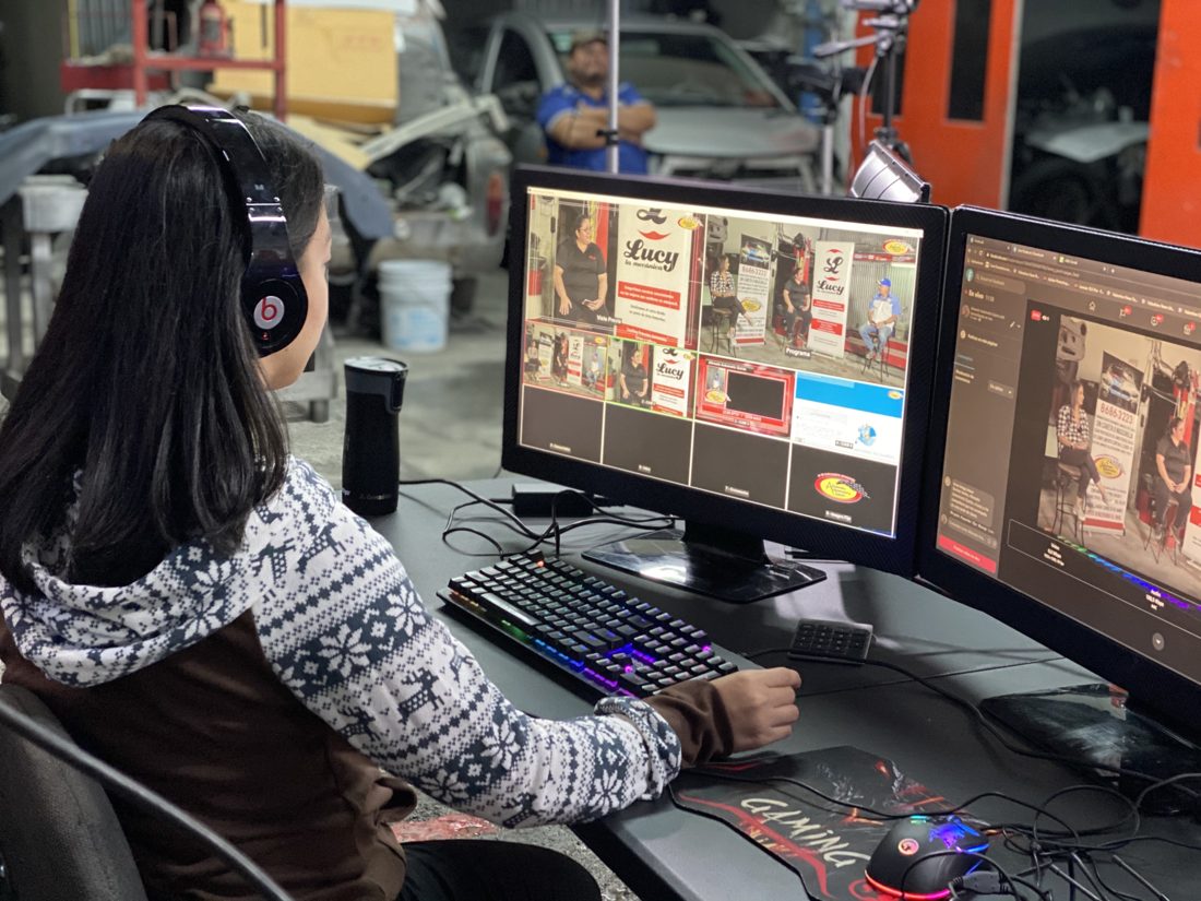 Operadora de switcher durante una transmisión en vivo
