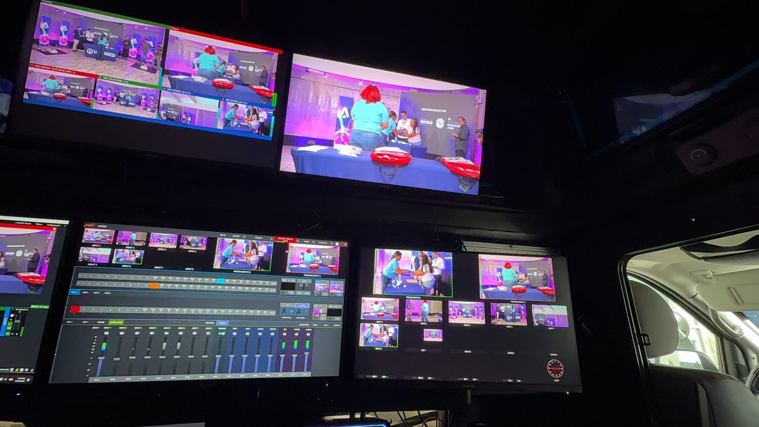 Control room de la unidad móvil con switcher y monitores