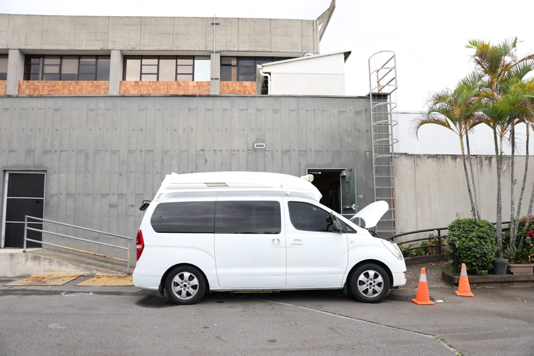 Unidad móvil de JH Media estacionada en locación